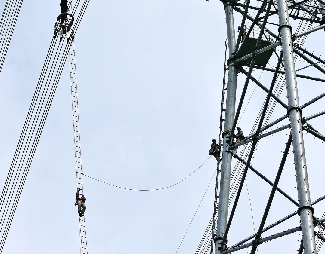 我國(guó)首次成功實(shí)施1000千伏同塔雙回特高壓線路帶電作業(yè).jpg